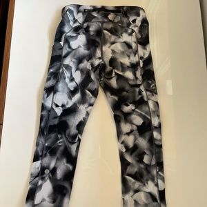 Lululemon crop tights - side pockets size 4